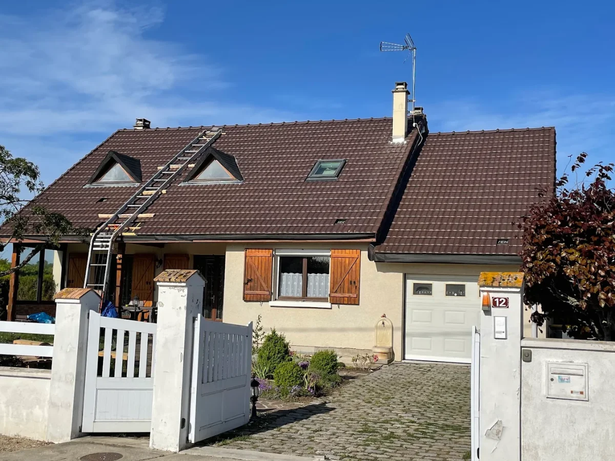 Maison individuelle après réfection complète de sa toiture en tuile plate